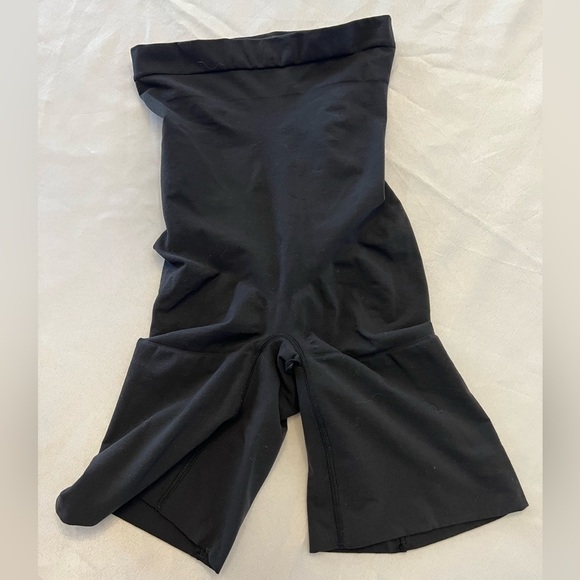 SPANX Other - SPANX OnCore High-Waisted Mid-Thigh Short, Size Large.